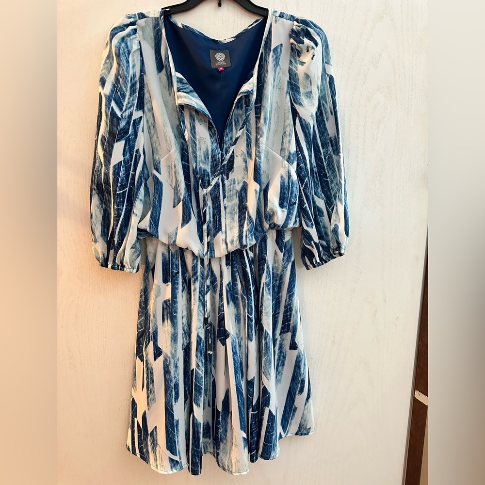 Vince Camuto dress. Size 10. Elastic waist. Polyester, lined.